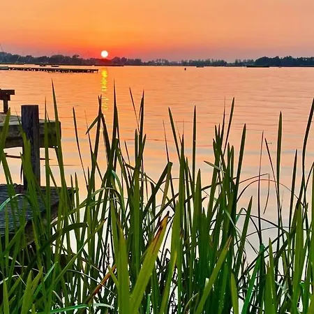 The Outpost Lakehouse- Enjoy Our House At Reeuwijkse Plassen - Near Gouda Шале Reeuwijk