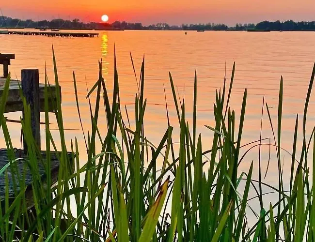 The Outpost Lakehouse- Enjoy Our House At Reeuwijkse Plassen - Near Gouda Chalé Reeuwijk