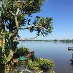 The Outpost Lakehouse- Enjoy Our House At Reeuwijkse Plassen - Near Gouda شاليه *