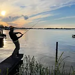 The Outpost Lakehouse- Enjoy Our House At Reeuwijkse Plassen - Near Gouda شاليه *