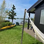 The Outpost Lakehouse- Enjoy Our House At Reeuwijkse Plassen - Near Gouda شاليه Reeuwijk