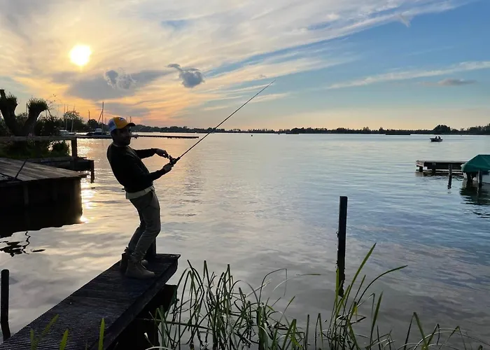The Outpost Lakehouse- Enjoy Our House At Reeuwijkse Plassen - Near Gouda Chalé *